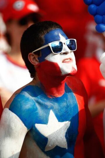 Un hincha nacional disfruta en el Mundial de Brasil 2014.