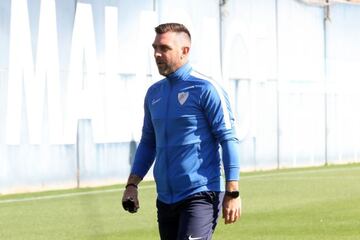 El entrenador malaguista durante elentrenamiento de este vienes en La Rosaleda.