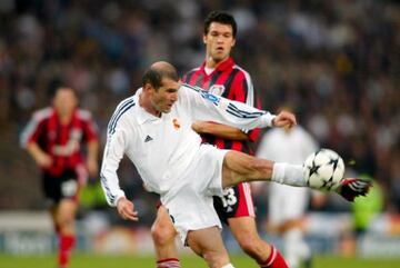 Zinedine Zidane, en aquel entonces jugador del Real Madrid con su volea ante el cuadro alemán en la Final de la Champions League 2001-02.