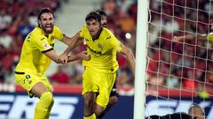 Villarreal's Spanish forward #07 Gerard Moreno (C) celebrates scoring the opening goal, with Villarreal's English forward #09 Ben Brereton, during the Spanish Liga football match between RCD Mallorca and Villarreal CF at the Mallorca Son Moix stadium in Palma de Mallorca on August 18, 2023. (Photo by JAIME REINA / AFP)