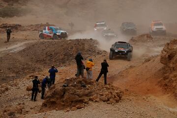 Mucho tráfico en busca de la ruta adecuada. Enorme la cantidad de polvo que se ha levantado en esa zona.