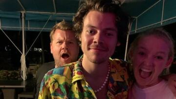 James Corden y Harry Styles en Caribbean Fish Market en las Islas Vírgenes, USA; vía Instagram @moroccanpython. Enero 2020.