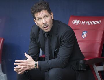 El entrenador del Atlético de Madrid, Simeone, en el banquillo. 