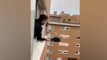 El original y arriesgado entrenamiento de pádel con el vecino: ¿y el recogepelotas?