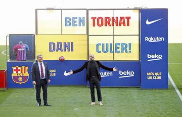 El lateral derecho brasileño Dani Alves vuelve a la que fue su casa y ha sido presentado de nuevo en el Camp Nou.  El brasileño se mostró exultante durante su acto.