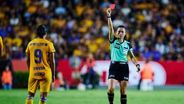 Momento en que Stephany Mayor recibe la tarjeta roja en el partido contra Monterrey.