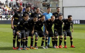 El once inicial del Sevilla. De pie: N'Zonzi, Fazio, Rami, Sergio Rico y Iborra. Agachados: Cristóforo, Vitolo, Coke, Krohn-Dehli, Gameiro y Tremoulinas.