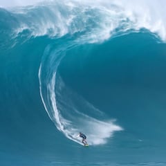 El Océano Pacífico manda olas gigantes a Hawái y California