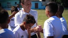 Butragueño with Real Madrid Foundation children in Havana