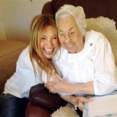 Thalía se despide de su abuela con conmovedor video