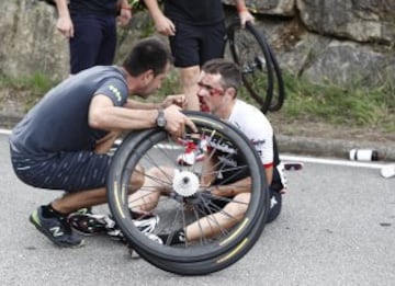 El corredor del equipo Trek-Segafredo Markel Irizar, permanece en el suelo tras verse implicado en una caída durante la décima etapa de la Vuelta Ciclista a España 2016.