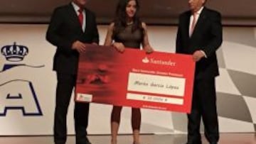 Marta Garc&iacute;a recibe la Beca del Banco de Santander.