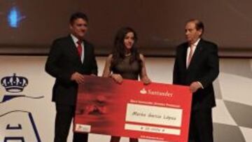 Marta García recibe la Beca del Banco de Santander.