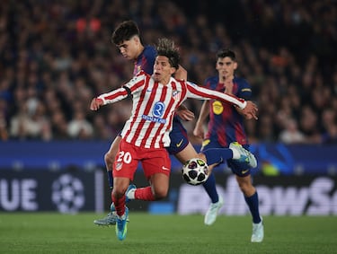 Julián Álvarez pone el balón al espacio para Giuliano y el '5' del Barcelona traba al jugador colchonero en la frontal.