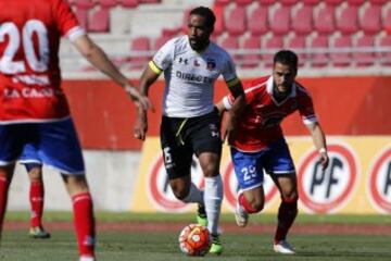 El jugador de Colo Colo, Jean Beausejour, centro, disputa el balón con Gonzalo Sepulveda de Unión La Calera.