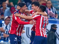 Bryan González festeja un gol con las Chivas.