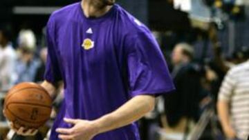 <b>MUNDOS DISTINTOS. </b>Pau Gasol disfruta como un chiquillo en su primer calentamiento con los Lakers. Junto a él, Kobe Bryant, de negro, tiene una determinación: ganar.