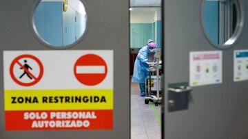 SANTA CRUZ DE TENERIFE (ESPAÑA), 16/11/2020.- El Hospital Universitario Nuestra Señora de La Candelaria, en Santa Cruz de Tenerife, tuvo un papel directo en la gestión del primer caso de coronavirus detectado en España, en enero en La Gomera; le tocó administrar el primer confinamiento de un hotel completo semanas antes de decretarse el estado de alarma en España y ahora se enfrenta a la segunda ola de la pandemia. De todo ello, en este centro sanitario han aprendido que el desafío que supone la covid-19 "no es un sprint, es un maratón". En la imagen, personal sanitario en una planta de hospitalización del centro sanitario donde se atiende a pacientes con covid-19. EFE/Ramón de la Rocha