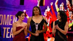 Aitana Bonmatí, Salma Paralluelo e Ivana Andrés, con el premio a la Selección como 'Mejor equipo'.