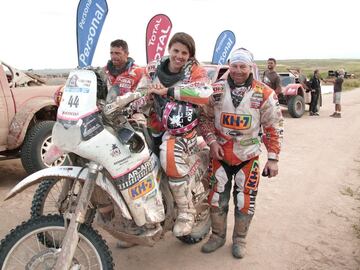 Tras una vida dedicada al trial, Laia confirmaba en 2010 que el a?o siguiente iba a afrontar otro de sus grandes sue?os: competir en el Rally Dakar. Lo har¨ªa con una Honda CRF450X enrolada en el equipo Arcarons RST KH-7 y se presentar¨ªa el 1 de enero de 2011 a la salida en Buenos Aires con todas las ganas, aunque seguro que sin ser consciente del idilio con la cita en el desierto que comenzar¨ªa all¨ª. Se estren¨® como rookie 39? y mejor piloto femenina. "Ha sido tan duro como esperaba", dec¨ªa entre l¨¢grimas en la meta. Solo era el principio.