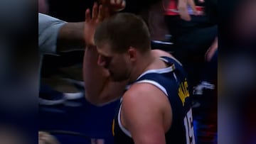 Pone patas arriba el pabellón, a la NBA y se marcha enfadado: Jokic, a una mano desde su campo...