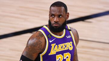 LeBron James reacciona durante el cuarto trimestre contra los Denver Nuggets en el Juego Cinco de las Finales de la Conferencia Oeste durante los Playoffs de la NBA 2020 en AdventHealth Arena en el ESPN Wide World Of Sports Complex el 26 de septiembre de 2020 en Lake Buena Vista, Florida.