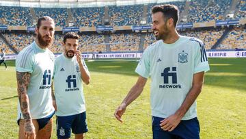 Ramos, Navas y Busquets, ayer en el Olímpico de Kiev.