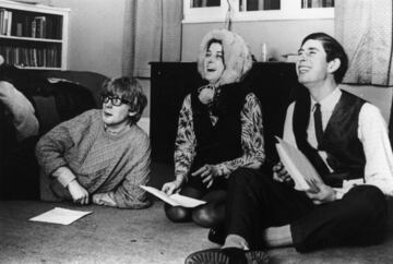 Un joven pr¨ªncipe de Gales durante la lectura de una obra de teatro con sus amigos universitarios sentado en el suelo de un estudio de Cambridge.