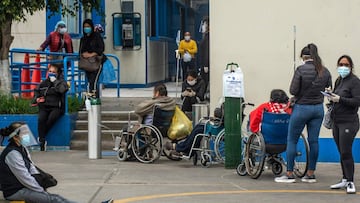 (FILES) In this file photo taken on May 27, 2020 People await to receive medical attention outside the emergency area at Alberto Sabogal Hospital in Lima, on May 27, 2020. - Peru registered on April 1, 2021, 12,916 new confirmed cases of COVID-19, the highest daily number in 13 months of pandemic, in moments when a second wave hits the country powered by the Brazilian strain. (Photo by ERNESTO BENAVIDES / AFP)