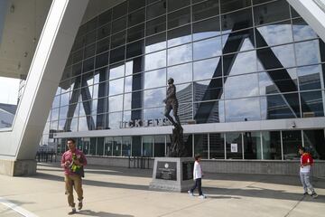 Seguidores caminan alrededor de la estatua de la leyendenda de la NBA Dominique Wilkins en el State Farm Arena, estadio donde juegan Los Atlanta Hawks. 