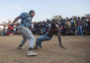 Estos combates tradicionales se conocen como  'Musangwe'. Este tipo de lucha se ha practicado desde hace más de un siglo en un campo abierto justo después de Navidad, cuando toda la tribu esta de vacaciones en la zona rural del norte de Sudáfrica. Hay tres niveles de combatientes. Los muchachos, llamados 'mambibi', anima a jugar lucha por sus padres. Luego están los combatientes adolescentes, el 'Rovhasize'. Pero son a los luchadores de alto nivel a los que todo el mundo viene a ver. No están permitidos los guantes y las peleas se terminan cuando uno de los 2 boxeadores cae.