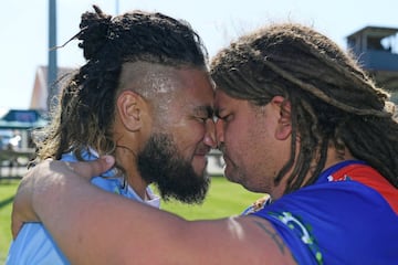 Los jugadores de rugby Maa Nonu, de Ngati Porou East Coast, y Anthony Ellis, de Buller, realizan el hongi o saludo tradicional maorí después de un partido en Ruatoria, Nueva Zelanda. El hongi se ejecuta uniendo la nariz y la frente y, según la creencia popular maorí, durante este acto se intercambia el ha o aliento vital de los que se saludan.