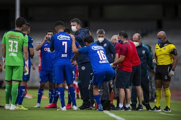 La banca de Cruz Azul que estuvo en la cancha se protegió con cubreboca tradicionales