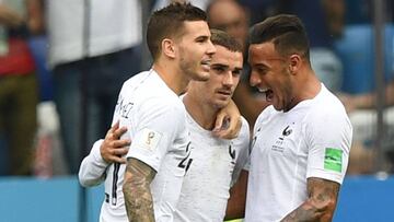 Griezmann celebra su gol con Lucas Hern&aacute;ndez y Tolisso.