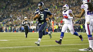 SEATTLE, WA - NOVEMBER 07: Quarterback Russell Wilson #3 of the Seattle Seahawks takes it in for a touchdown against the Buffalo Bills at CenturyLink Field on November 7, 2016 in Seattle, Washington.   Jonathan Ferrey/Getty Images/AFP
 == FOR NEWSPAPERS, INTERNET, TELCOS &amp; TELEVISION USE ONLY ==