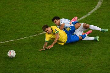 Marcos Acuña y Roberto Firmino.