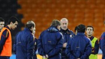 <b>EL BLOQUE. </b>Del Bosque charla con los campeones antes de un entrenamiento en Sudáfrica durante el pasado Mundial en el que España se proclamó campeona.
