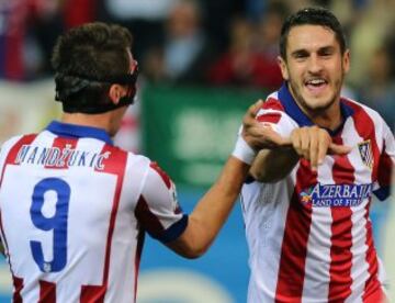 El centrocampista del Atlético Madrid, Koke Resurrección, celebra su gol frente al Sevilla con su compañero, el croata Mario Mandzukic.