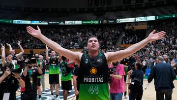 El jugador del Joventut Joel Parra celebra el pase de su equipo a semifinales tras derrotar al Baskonia en el encuentro del playoff de la Liga Endesa disputado en Badalona.