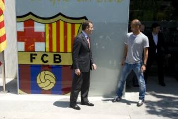 El 14 de julio del 2010, Rosell y Pep Guardiola tras la renovación del entrenador.