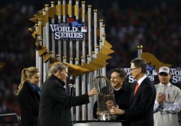 El dueño de los Boston, John W. Henry y el presidente Larry Lucchino con el trofeo.