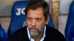 Quique en el banquillo del Coliseum antes de empezar el último partido ante el Cádiz.