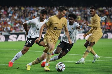 Robert Lewandowski entre Eray Comert y Thierry Correia.