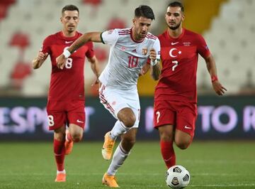Szoboszlai, con Hungría, se marcha de dos futbolistas turcos en un partido internacional.