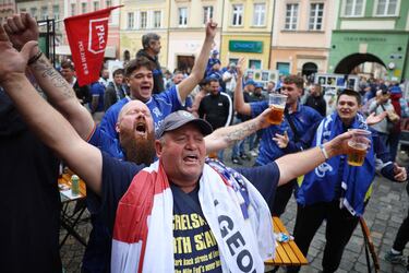 La policía polaca vigila las calles de Breslavia, donde se concentran las aficiones del Betis y del Chelsea, a pocas horas del inicio de la final.