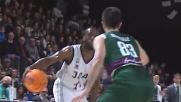 Holston conduce el balón ante Bouteille.