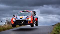 Thierry Neuville, con el Hyundai en el Rally de Europa Central.