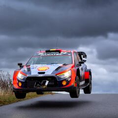 Neuville toma el mando y Rovanpera acaricia el título
