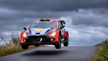 Thierry Neuville, con el Hyundai en el Rally de Europa Central.