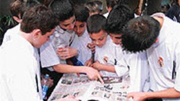 <b>ALUCINADOS</b>. Los chavales del Madrid disfrutaron viendo sus fotos y la crónica del partido en el AS.